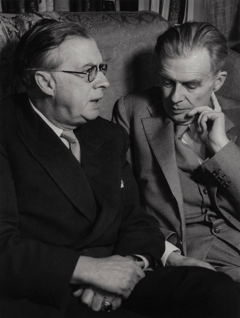 Julian and Aldous Huxley, photography by Wolfgang Suschitzky, 1958. The speaker and the listener.
